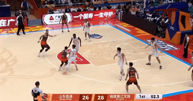 球友会官网-陶汉林接球快速出手压哨抛投打进，山东首节28-28战平福建